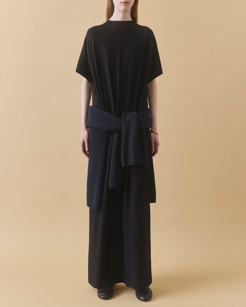 Black oversized jersey viscose maxi dress styled with knitwear tied at waist – Dhoemi Ease