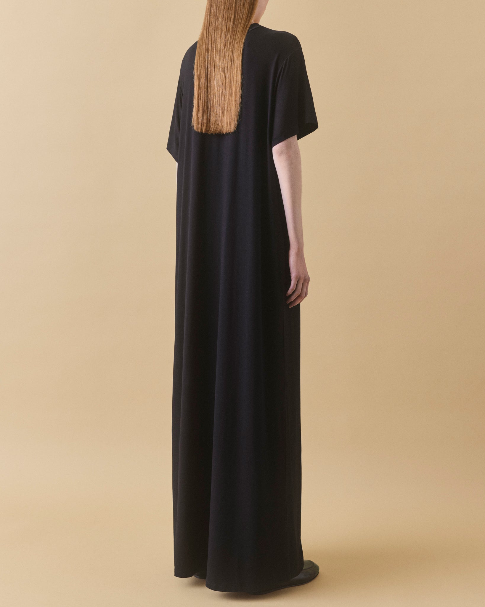 Black oversized jersey viscose maxi dress with short sleeves, back view – Dhoemi Ease