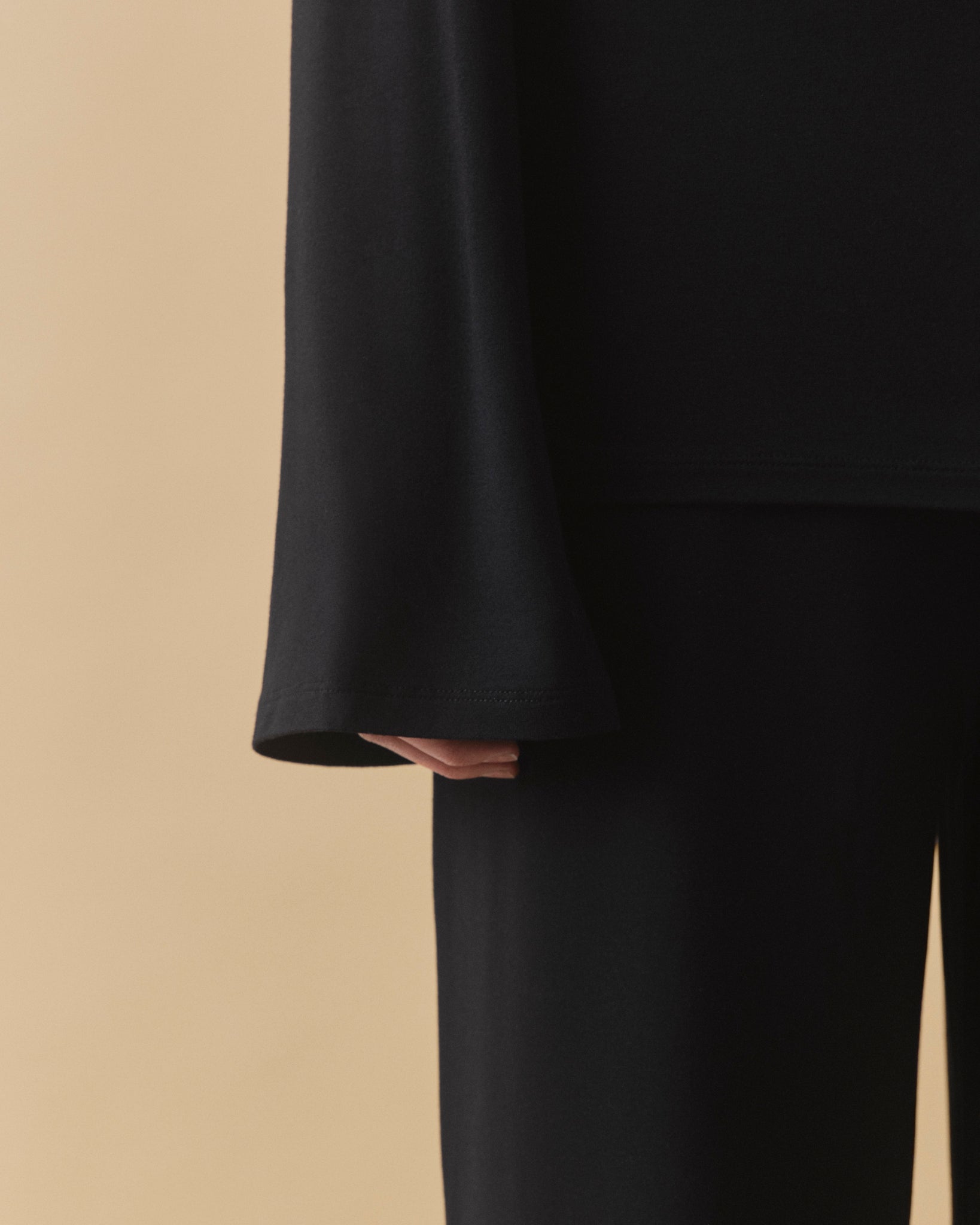 Black viscose top with elongated sleeves, close-up detail – Dhoemi
