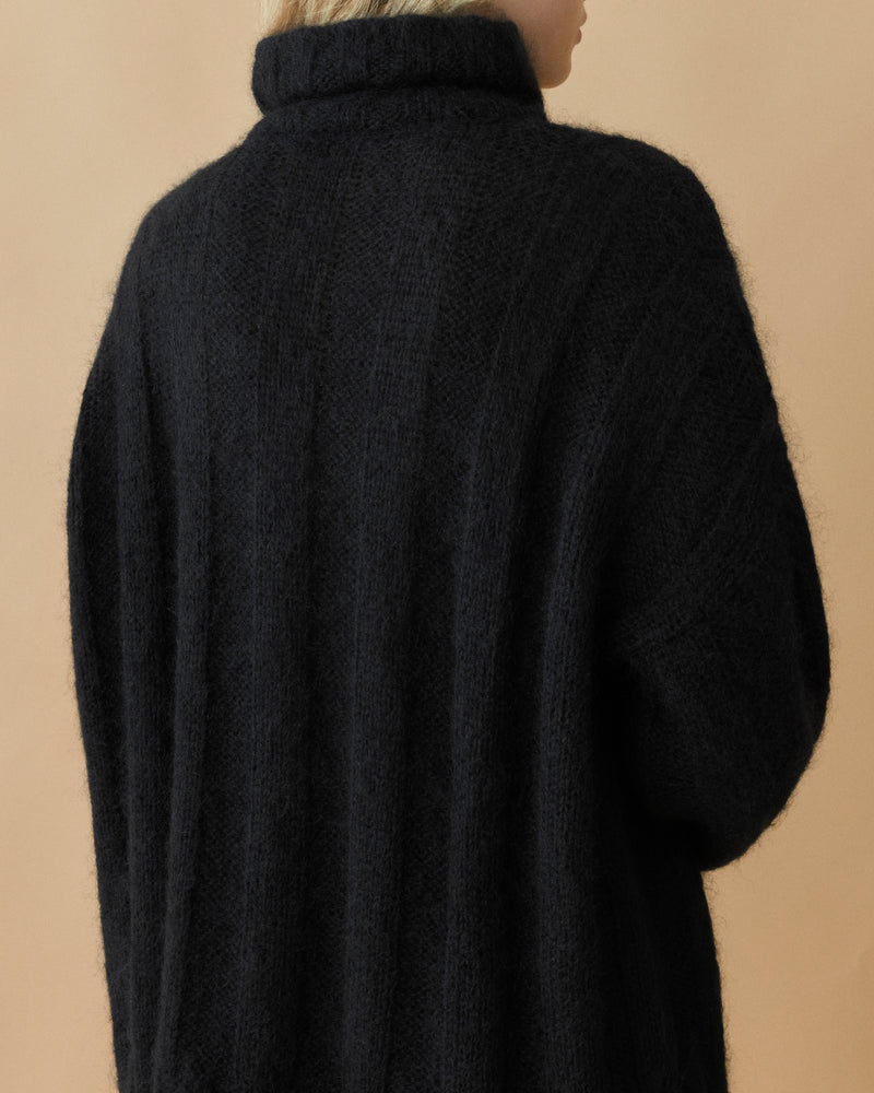 Black superkid mohair rib knit texture with dropped shoulder, back view close-up – Dhoemi